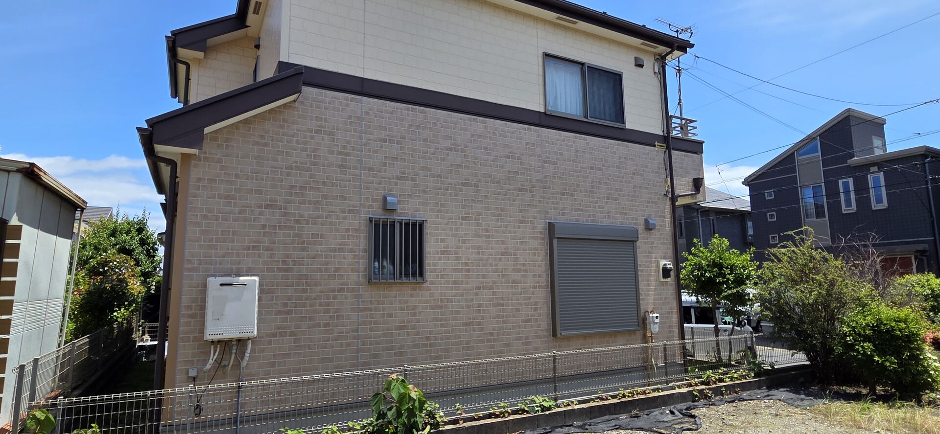 車がぶつかって外壁とシャッターが損傷｜保険を利用した復旧工事